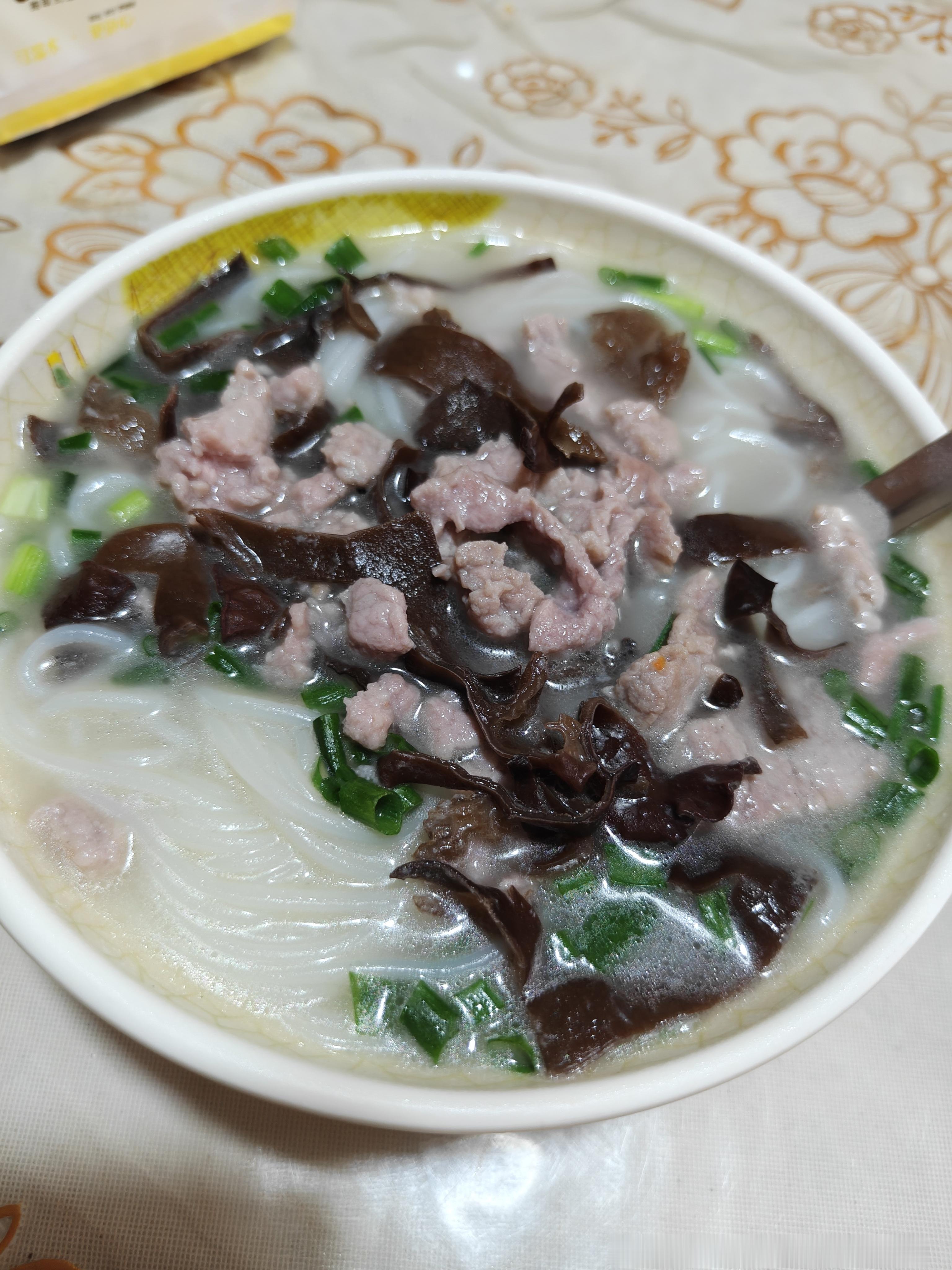 早，今天吃木耳肉丝粉，8元，这肉还挺多的