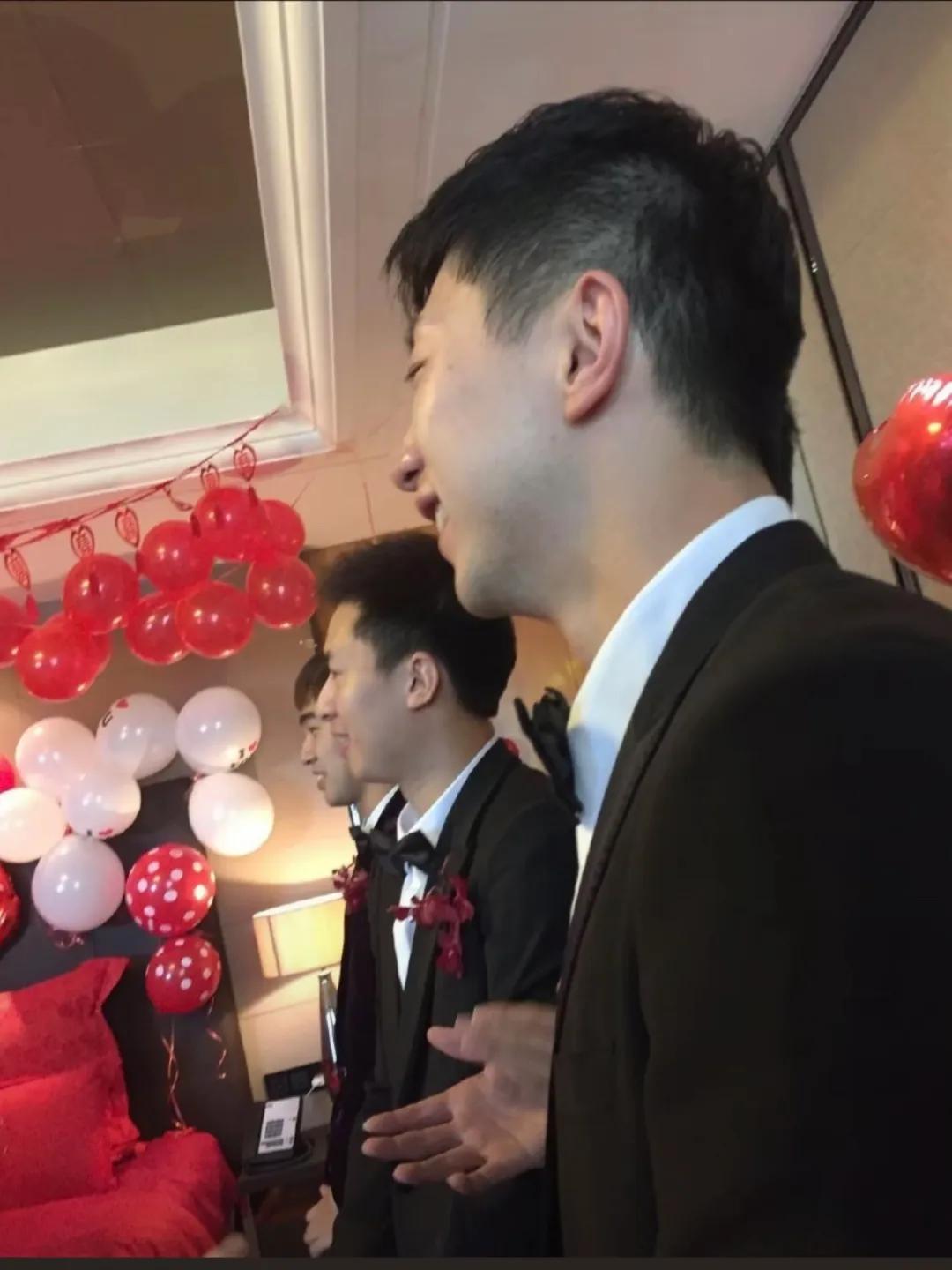 龙队是伴郎，帅的一批！
最强伴郎团，龙哥和龙嫂笑起来很像！
龙队一直帅帅的，真的