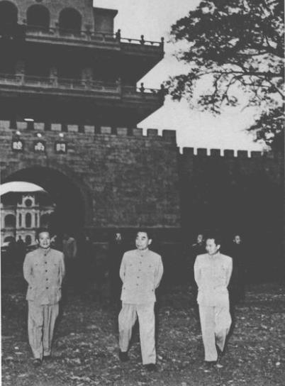 1961年，周恩来在广西壮族自治区睦南关(今友谊关)参观