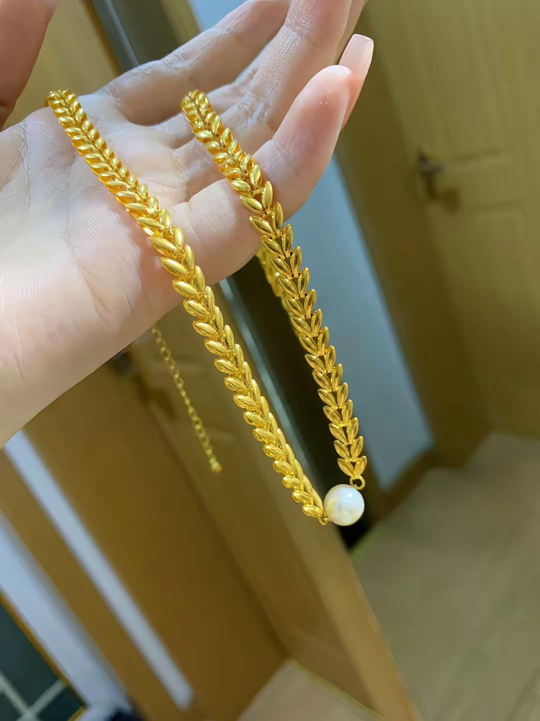 脖子上的金色麦浪，听温柔在歌唱呀。项链 锁骨链 这个项链我好喜欢 适合春夏的贵气