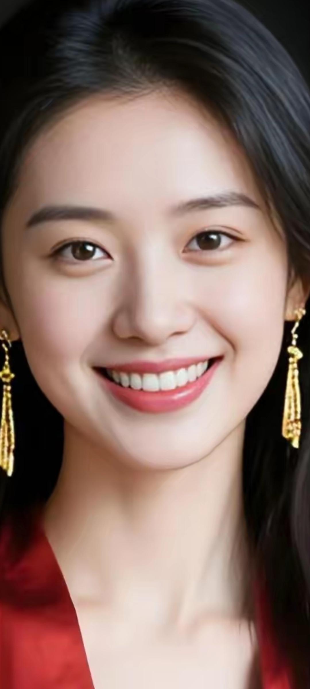 微笑的魅力，金饰的闪耀，红衣的热情，尽显优雅与自信。