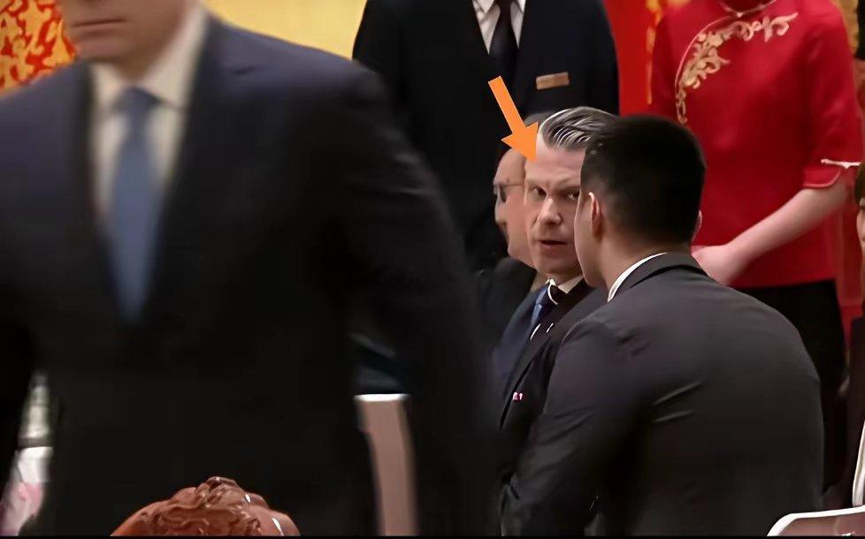美国战争部长赫格塞思与我军部长聊天“斜白眼”示意翻译 