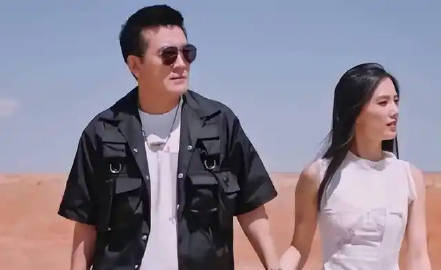 杨子自曝曾给黄圣依现场改礼服  希望杨子和黄圣依越来越幸福。 