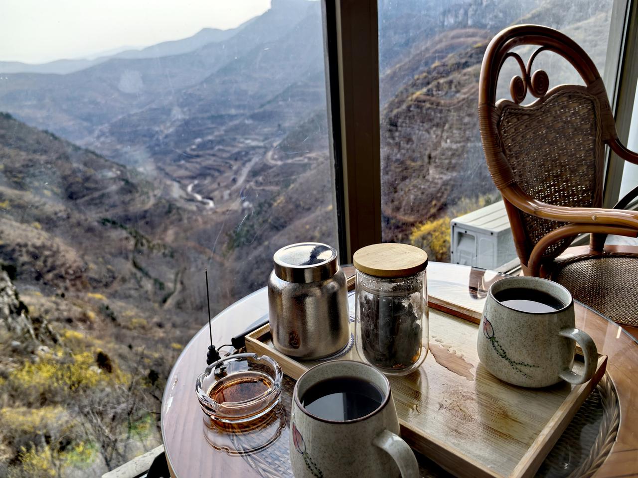 藤案上，一缕龙涎香的青烟，与便捷茶壶的水汽在山光里缠绕。七十年代的茶汤倒入盏中，