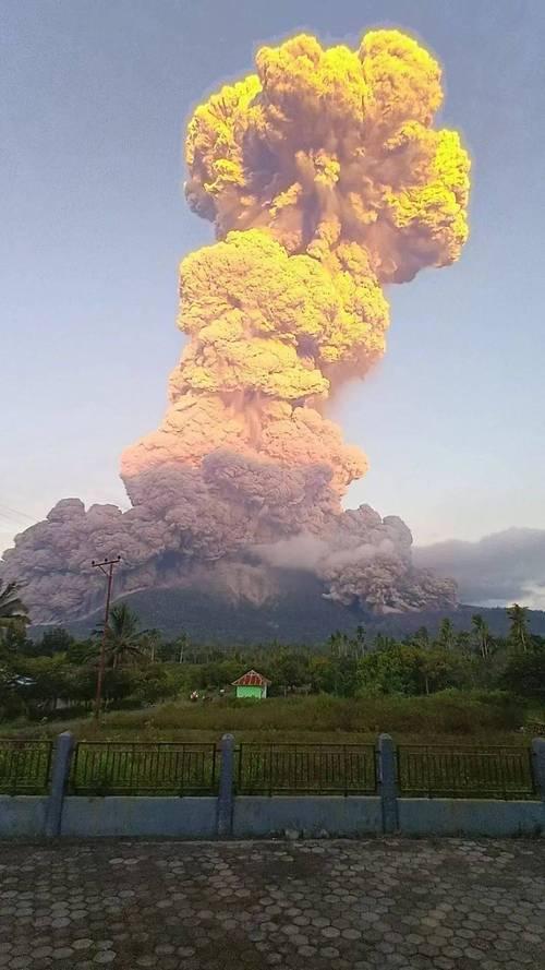 5月8日上午7时41分，印度尼西亚北马鲁古省的杜科诺火山突然猛烈喷发，给这片原本