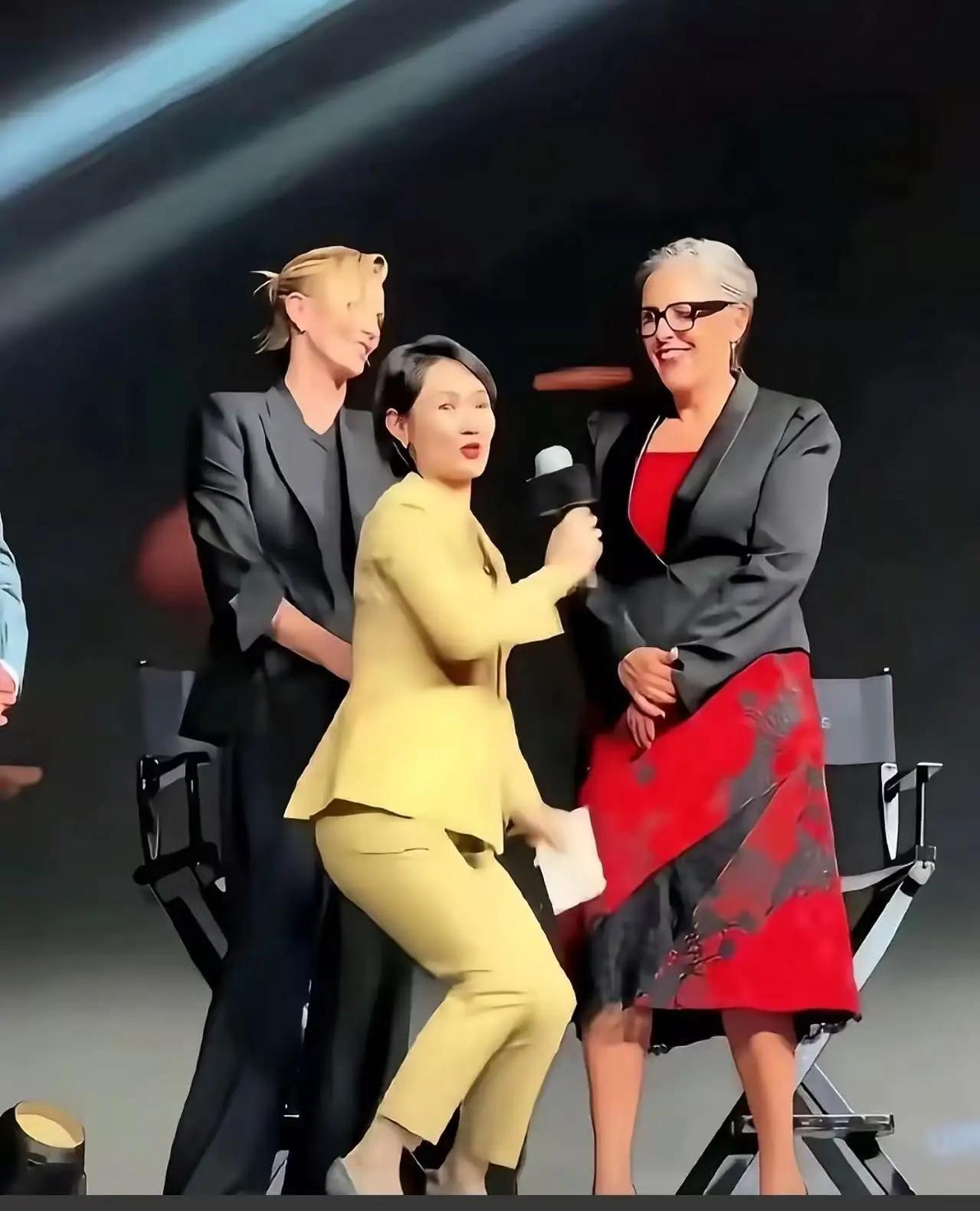 上海女主持接待外宾弯腰半蹲引全网热议，姿态谄媚惹网友反感
 
上海主持人陈璇出席