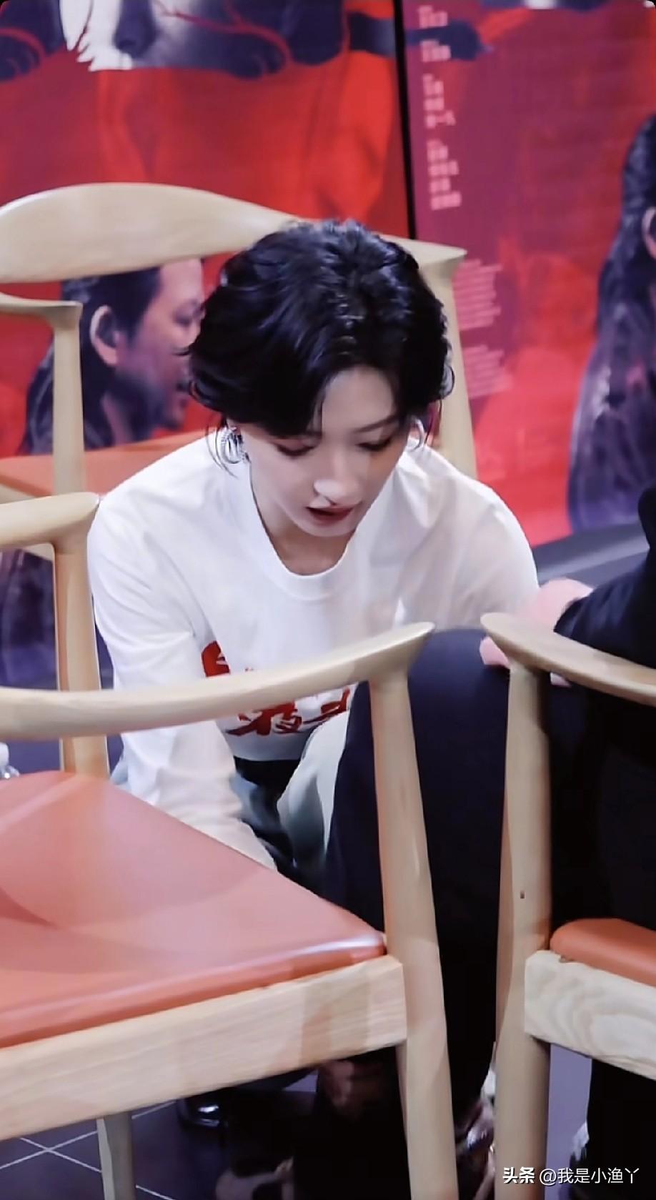 万茜路演惊现“隐藏技能”！190斤大哥就这么被她拎起来了，网友：这反差感绝了！