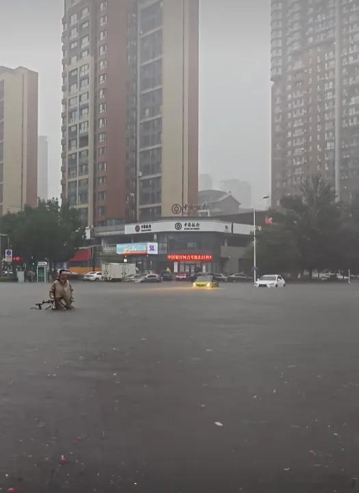 沈阳百年一遇暴雨今年沈阳居然这么大雨，台风巴威都吹到东北了啊大家都注意安全啊！ 