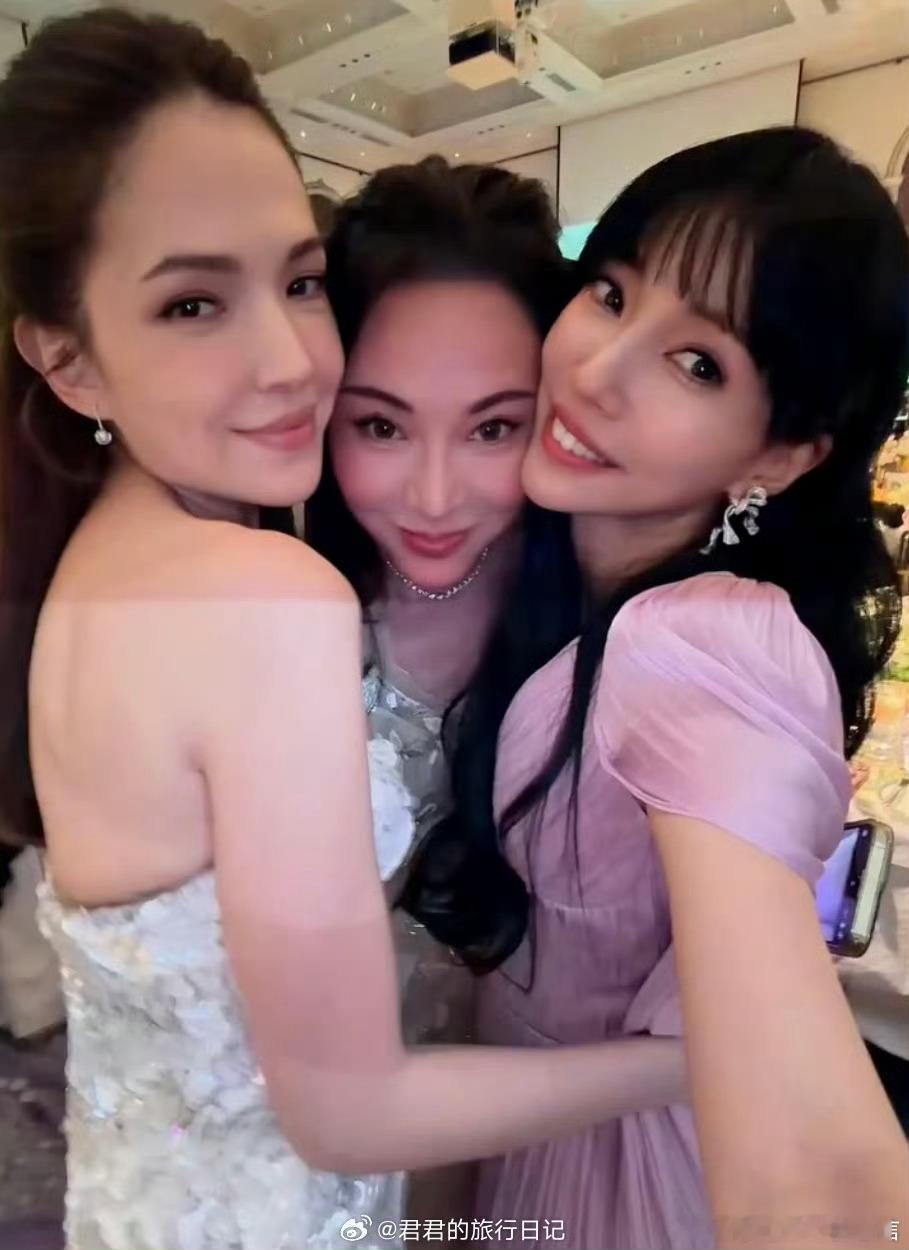 李靓蕾晒邱泽许玮宁婚礼现场照李靓蕾晒与邱泽许玮宁合照 好热闹 