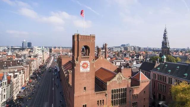 荷兰防长耶希尔格兹-泽赫里乌斯表示，摩洛哥移民涌入西班牙休达的行为不可接受，呼吁