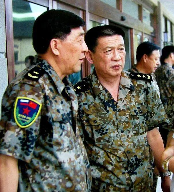 少见的03荒漠斑点迷彩短袖，出现场景应该是在中俄“和平使命”演习期间。一直都觉得
