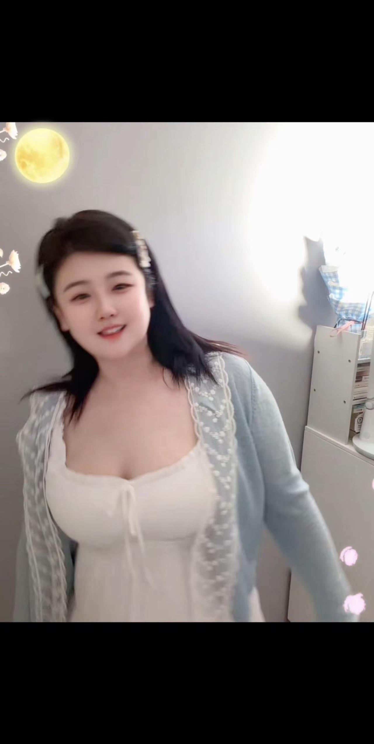 现在我有了幸福 有人照顾 应该知足 你不像他 从不让我哭