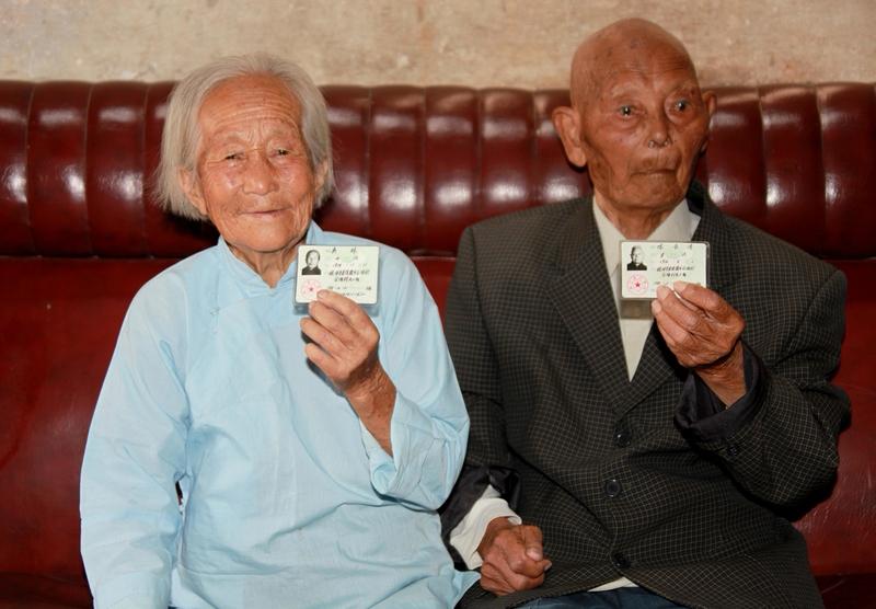 最近湖南老师爆出 129 岁老夫妻相恋 100 年的事儿，一下就引发质疑了。12