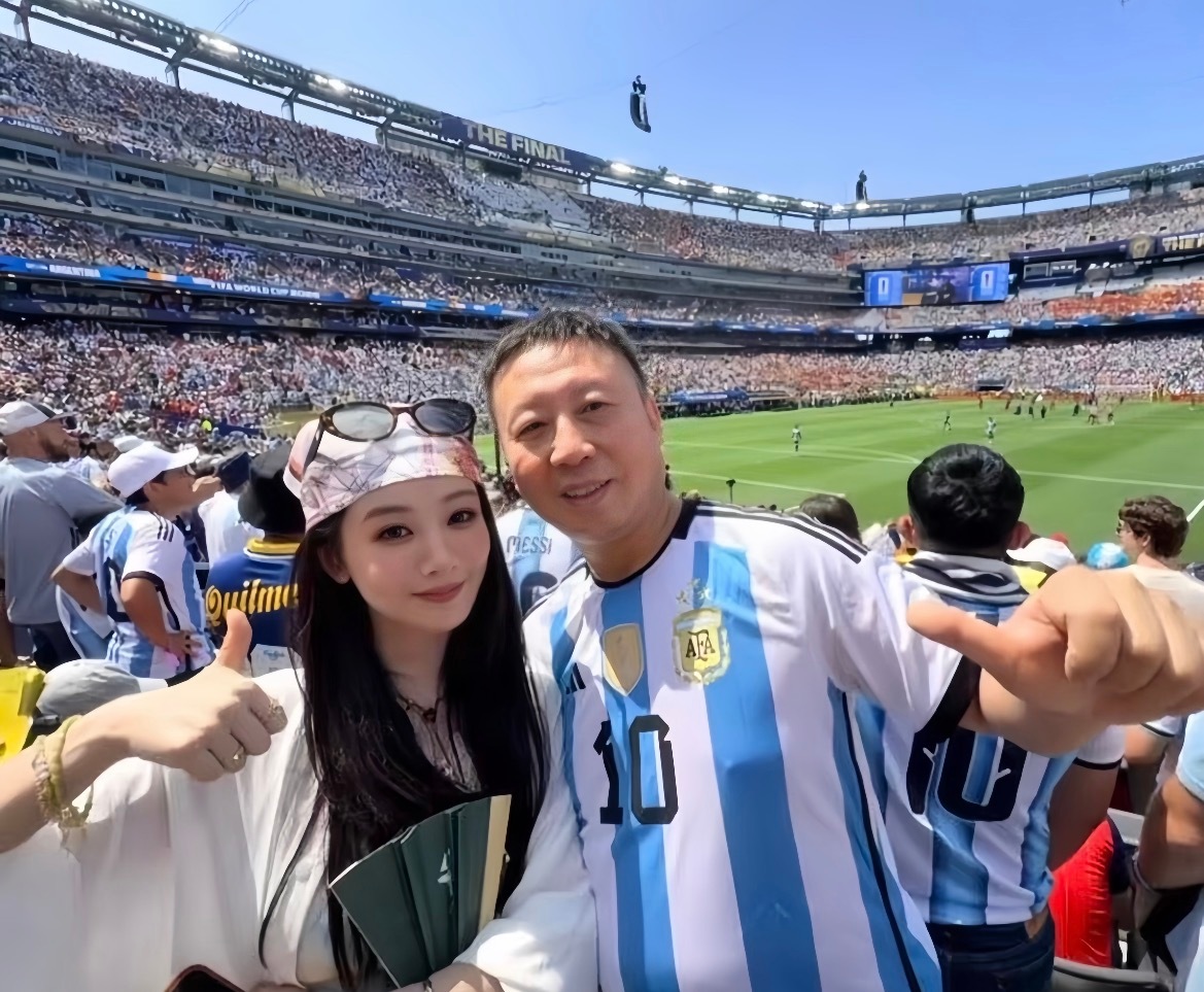 杨紫世界杯路透来啦 蹲了一晚上终于看到杨紫了杨紫 