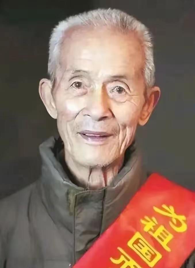《女子给母亲扫墓，扒开旁边荒坟杂草后瞬间跪地：有些英雄，不该被遗忘！》

清明时