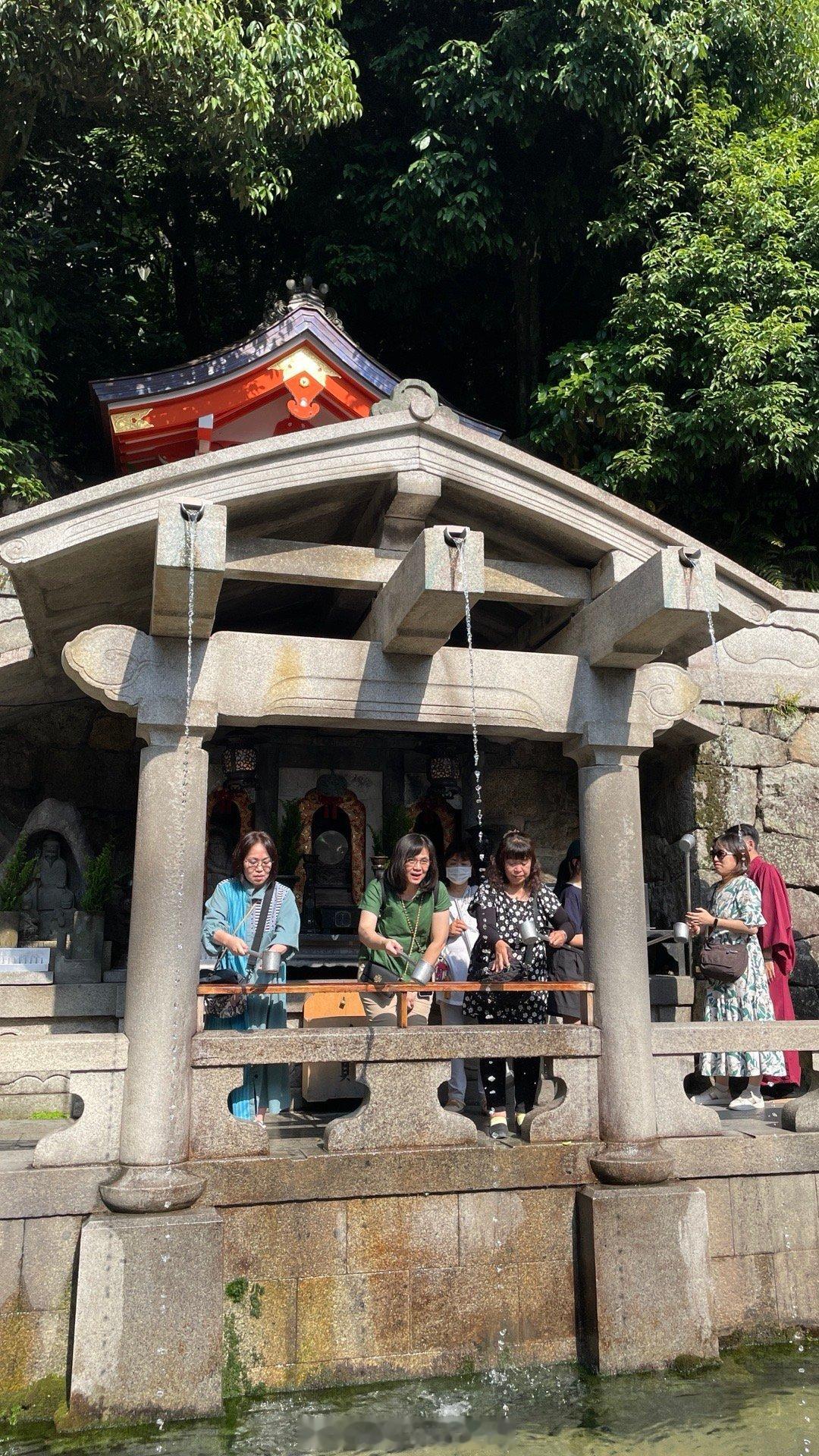 打卡日本最古老的寺院——清水寺，这座寺院因寺中清水而得名，这条清水名字唤作音羽瀑