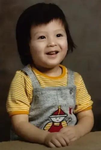 幼年的陈冠希萌萌的像个女孩子；
陈冠希也曾是个纯真的少年；
痞帅的陈冠希，有点“