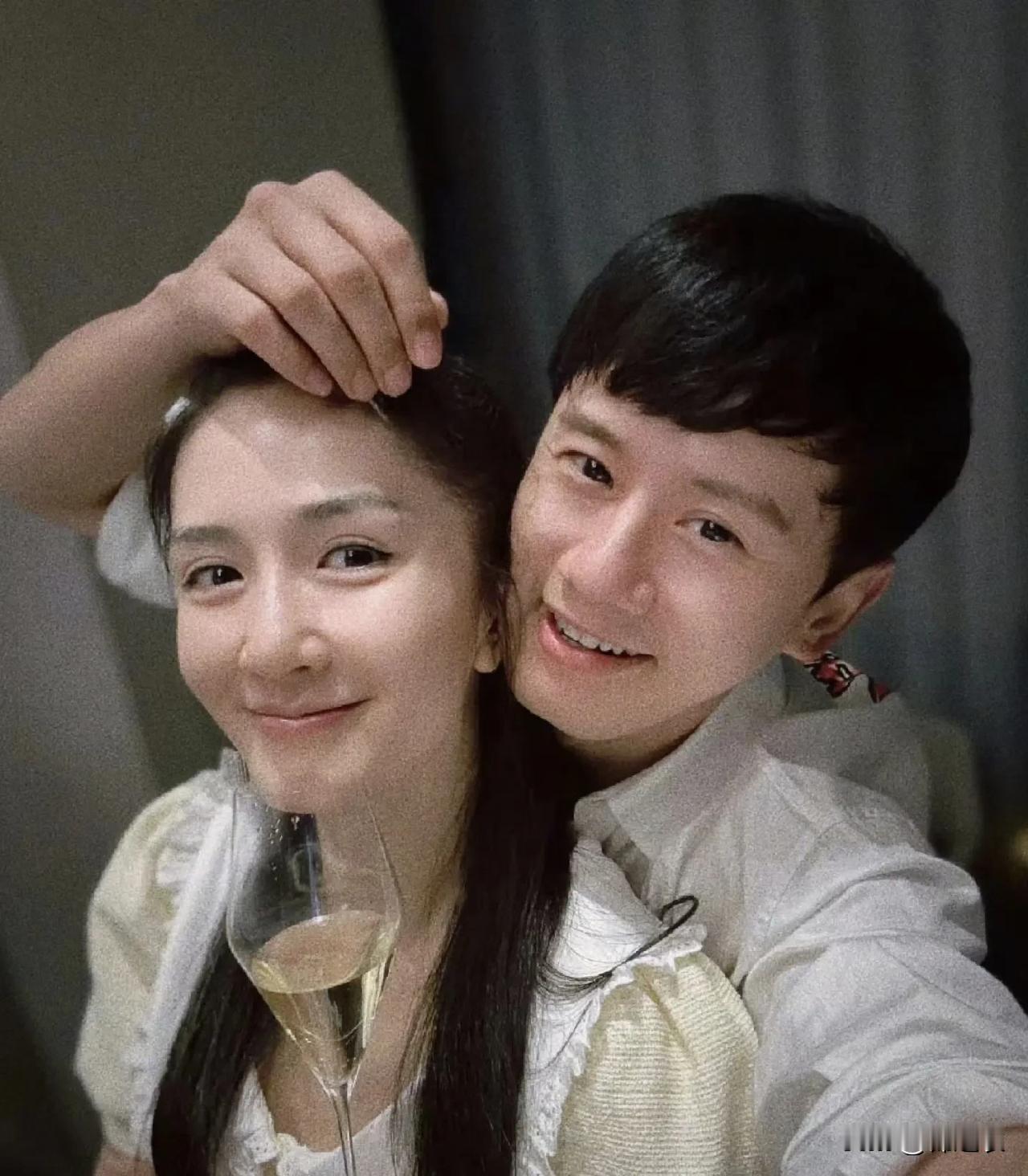 谢娜能骑自行车到鸟巢给张杰送花，她生日不在他什么边时，张杰也会定一个一模一样的蛋