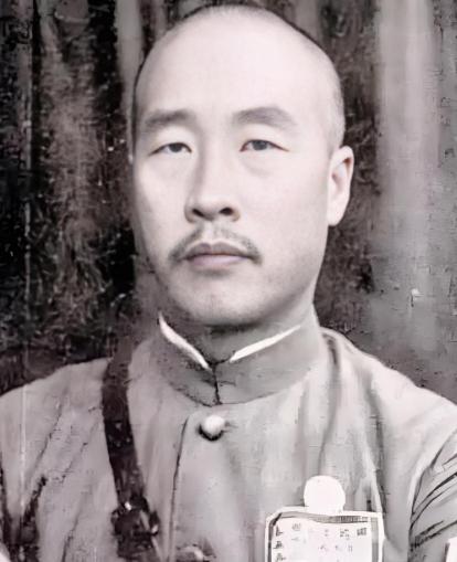 1938年，韩复榘被枪决，郑洞国奉命抄没其家产，推开韩家大门时，妻子高艺珍迎上来