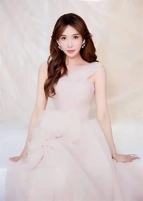 2019年跨国婚姻是她事业下滑的分界点。成婚之后她长期定居日本，后续生子更是让她