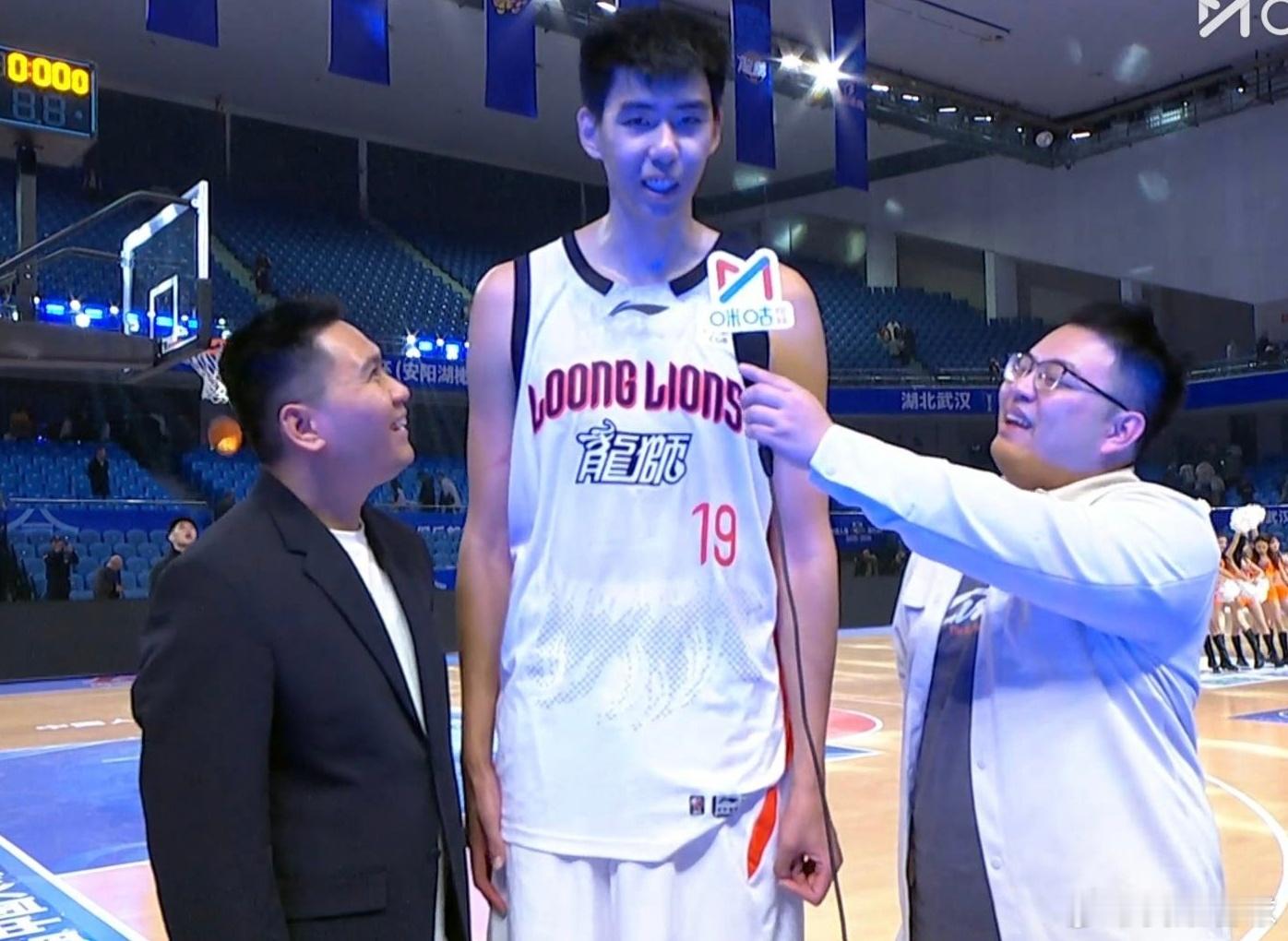 怎么评价自己的传球策应能力？徐昕带点小得意：“我一直都会这个”哈哈哈看来徐昕去龙