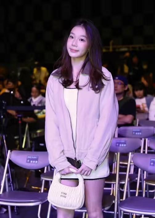 郭台铭16岁的大女儿郭晓如，专挑父母优点长！
郭台铭和舞蹈老师曾馨莹婚后一起生了