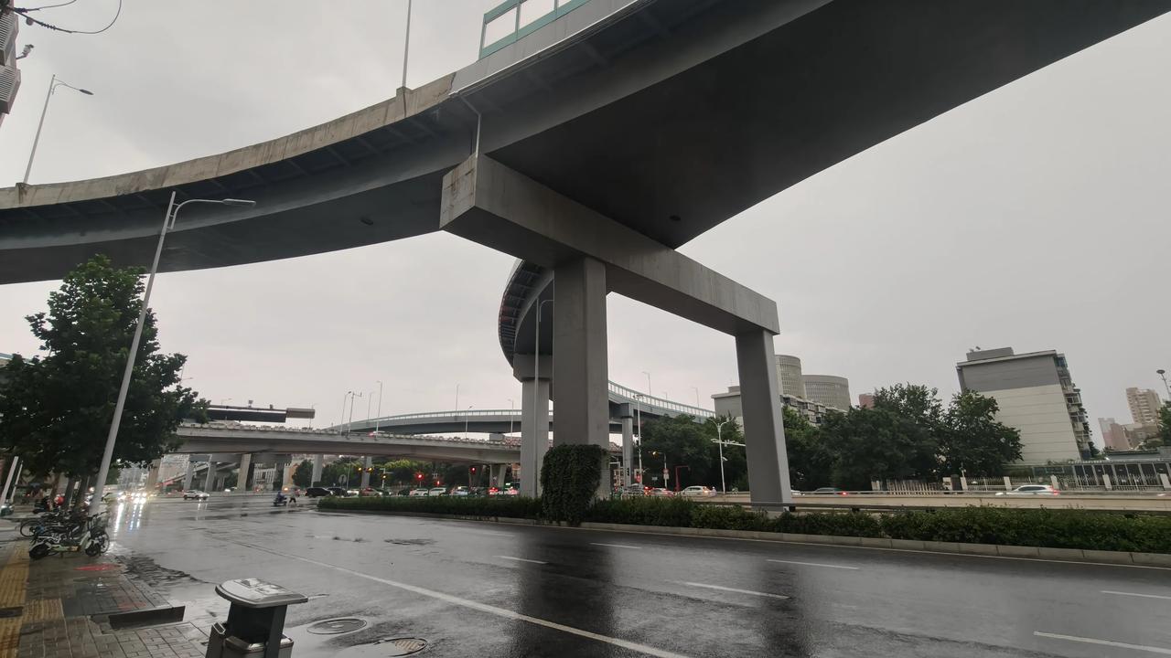 石家庄周五的下班高峰狂风暴雨。天气预报今天晚上到明天有大风暴雨，路上到处都堵车，