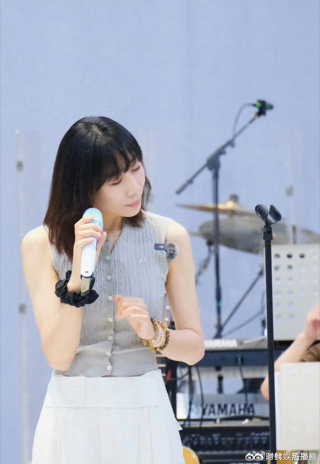 任素汐演唱会深圳站 任素汐我欠你啥子嘛趣味热梗出圈，人人都说欠任素汐一张现场门票