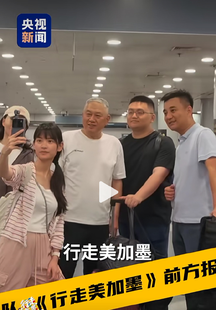 前两天央视新闻的视频里面Robot Phone漏出来了，说明Robot Phon