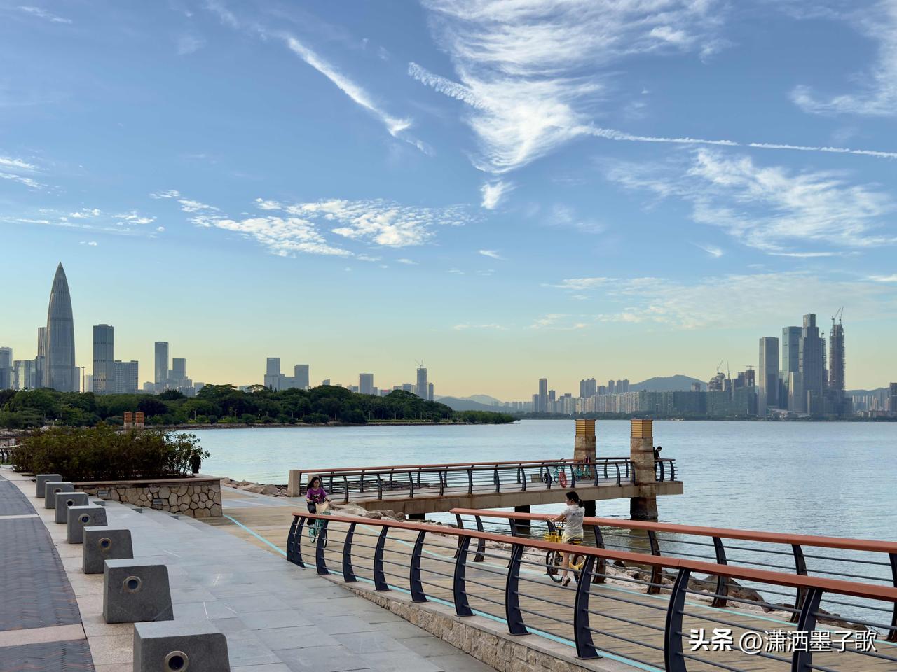 深圳湾的海景天际线，简直是浪漫与繁华的完美融合。这里海岸线长达13公里，中湾阅海