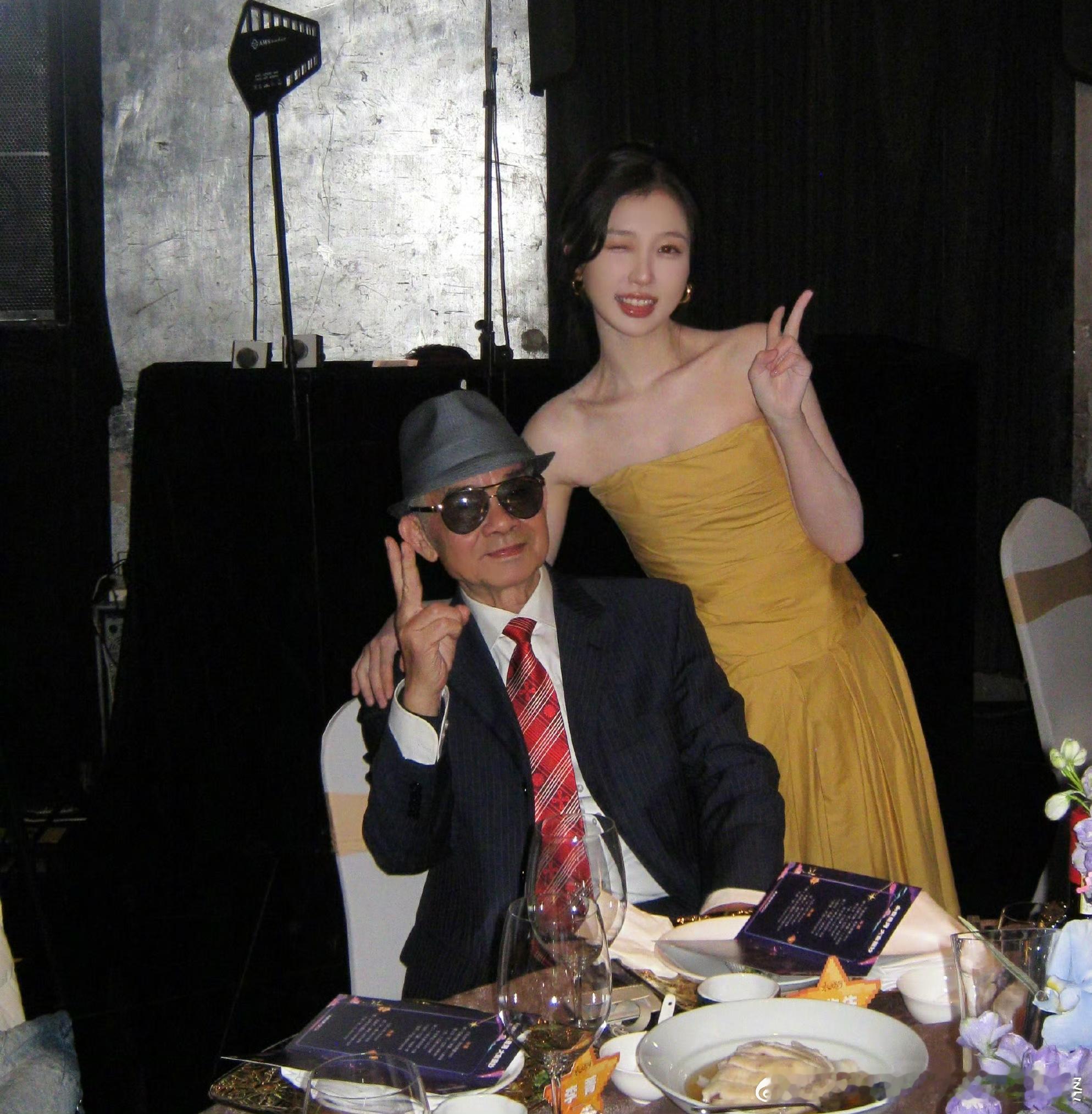 虞书欣爷爷去了永夜星河庆功宴 有个不扫兴的爷爷陪着真的好玩，发现每家的爷爷都是一