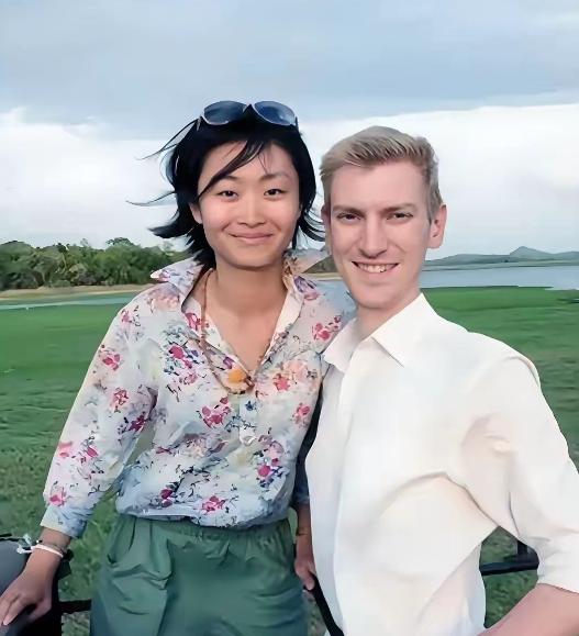 央视名嘴敬一丹的学霸女儿王尔晴今年40岁了，当年她风光嫁给苏格兰小伙尼克，羡煞旁