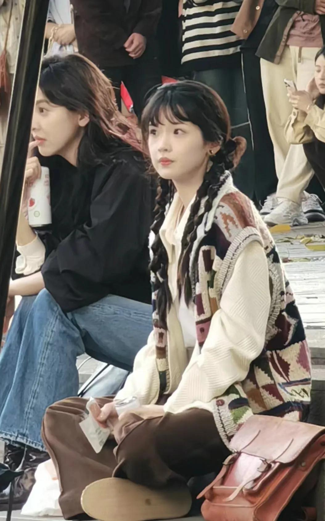 重庆鲤鱼池轻轨站附近偶遇《难哄》剧组，看到了章若楠和张淼怡，两个好像姐妹花，都是