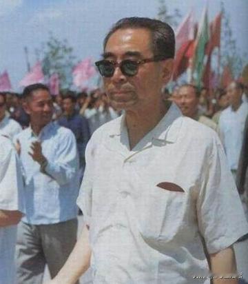 1961年，一辆卡车直冲冲地撞向周恩来，来不及闪躲的周恩来做了最坏的打算，就在这