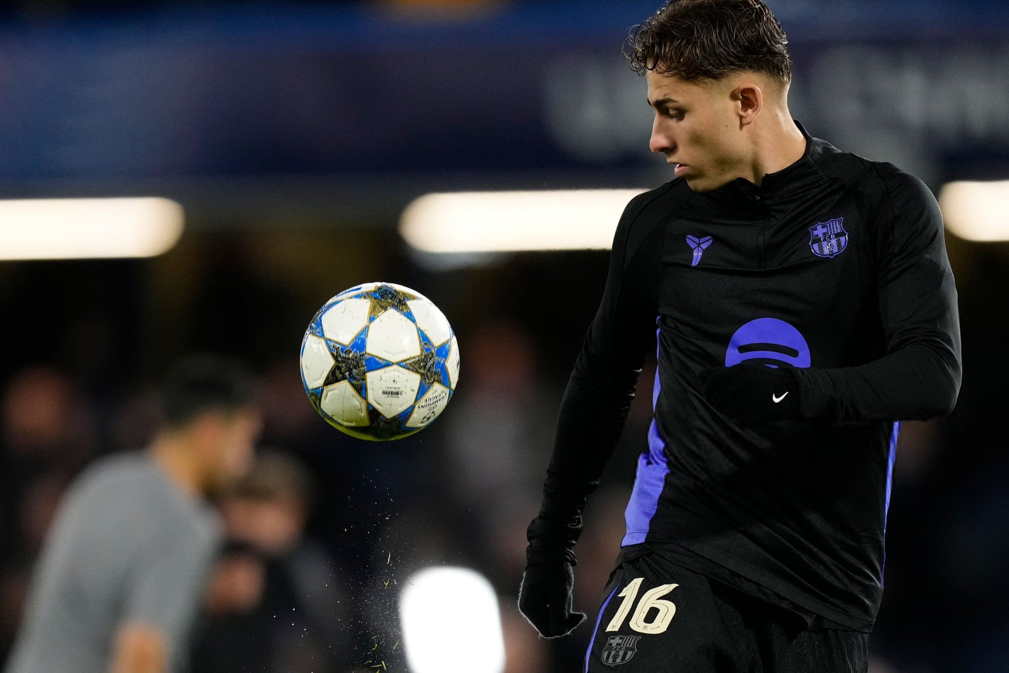 每体：费尔明今天随队训练，他恢复得非常出色，成功缩短了缺席时间，尽快回归赛场。 