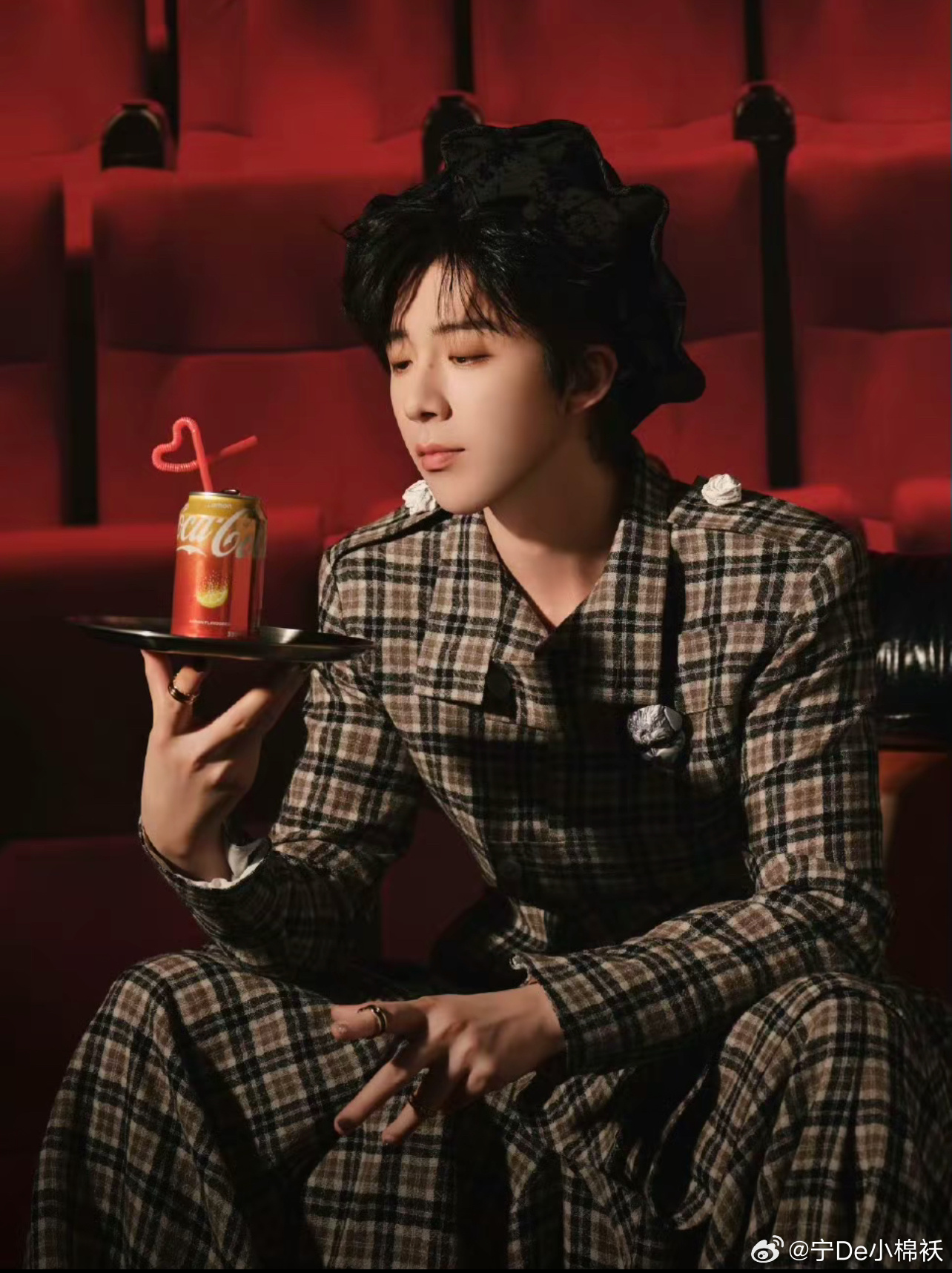 让我们一起大声喊出新代言人的名字可口可乐宁来了刘宇宁