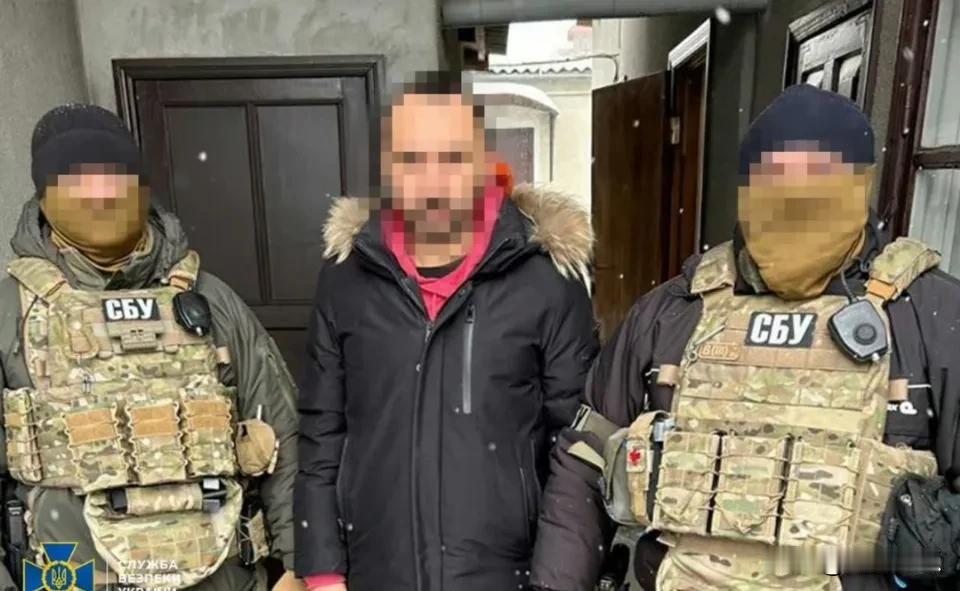 这位乌克兰人，已经被抓起来了。原因是1月2其俄罗斯导弹无人机打击时候，他在哈尔科