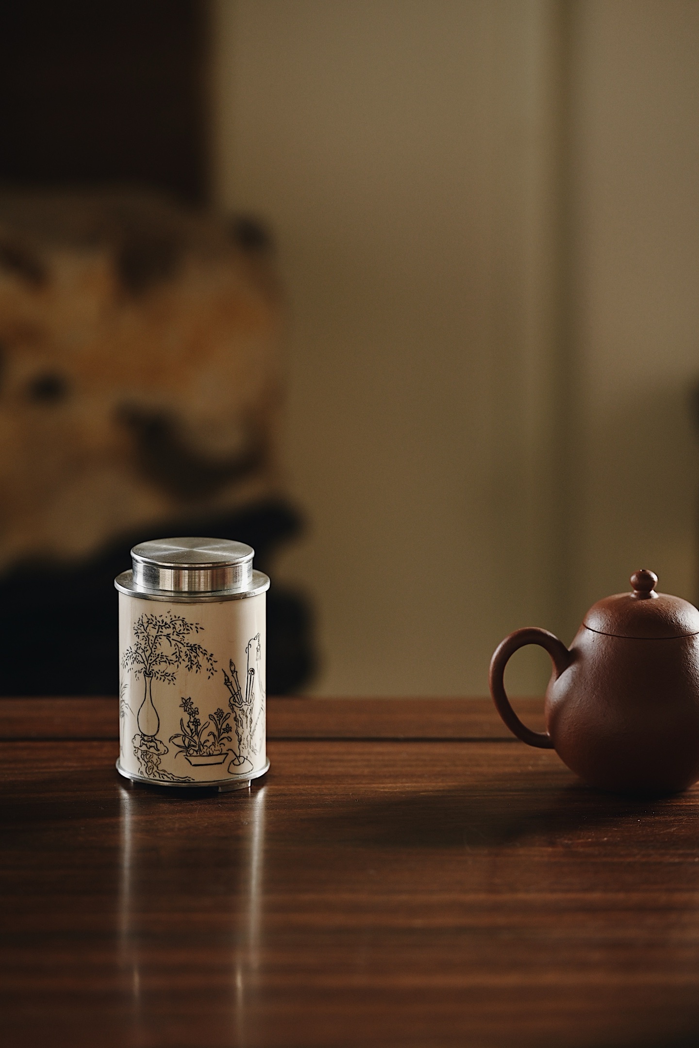 猛犸×锡 | 清供图 茶叶罐料质细腻，罐身采用阴刻技法呈现岁朝清供图，瓶花风格清