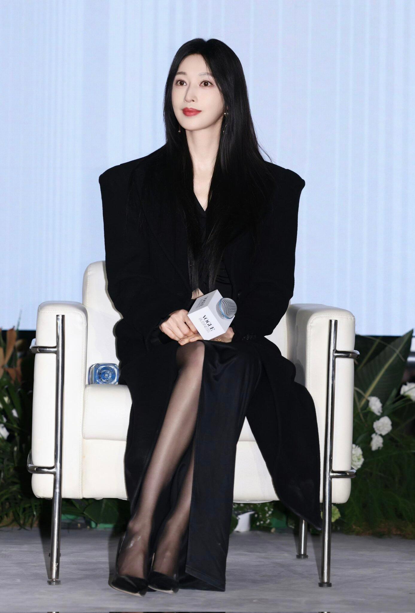 张俪被领导要求穿黑丝高跟鞋！ 