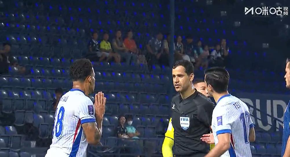 肘击！申花外援拉唐连吃2张黄牌被红牌罚下。
0比2落后，还少打1人，上海申花这场