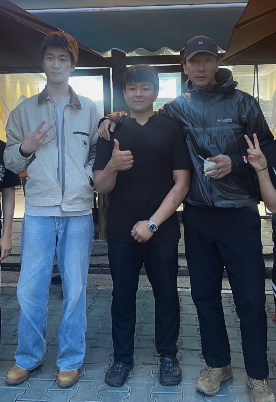 张亮带天天新疆骑马张亮带儿子新疆骑马 父子俩都好高 ​​​