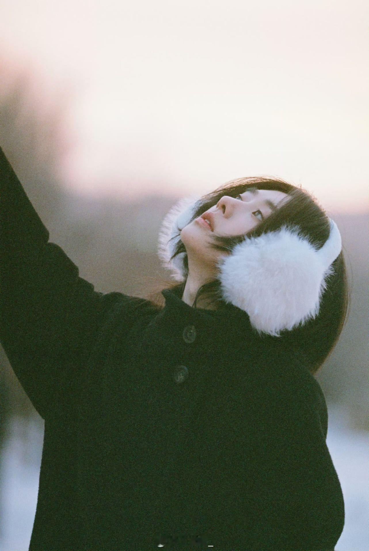 王影璐冬日电影感 夕阳下的雪天果然是最好的滤镜，王影璐整个人软软糯糯的，好灵动好