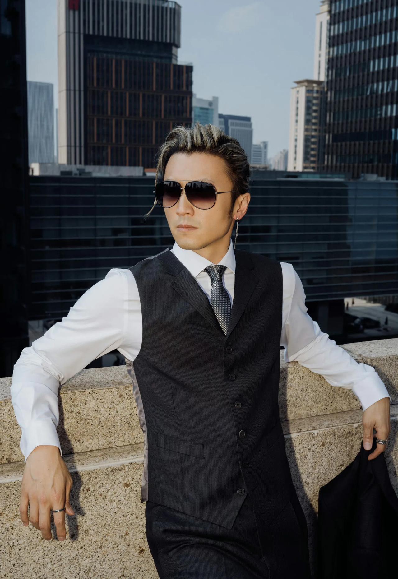 谢霆锋这次又赢了！

电影奇遇夜，谢霆锋一头银发走蓝毯，瞬间引起了轰动！

太帅