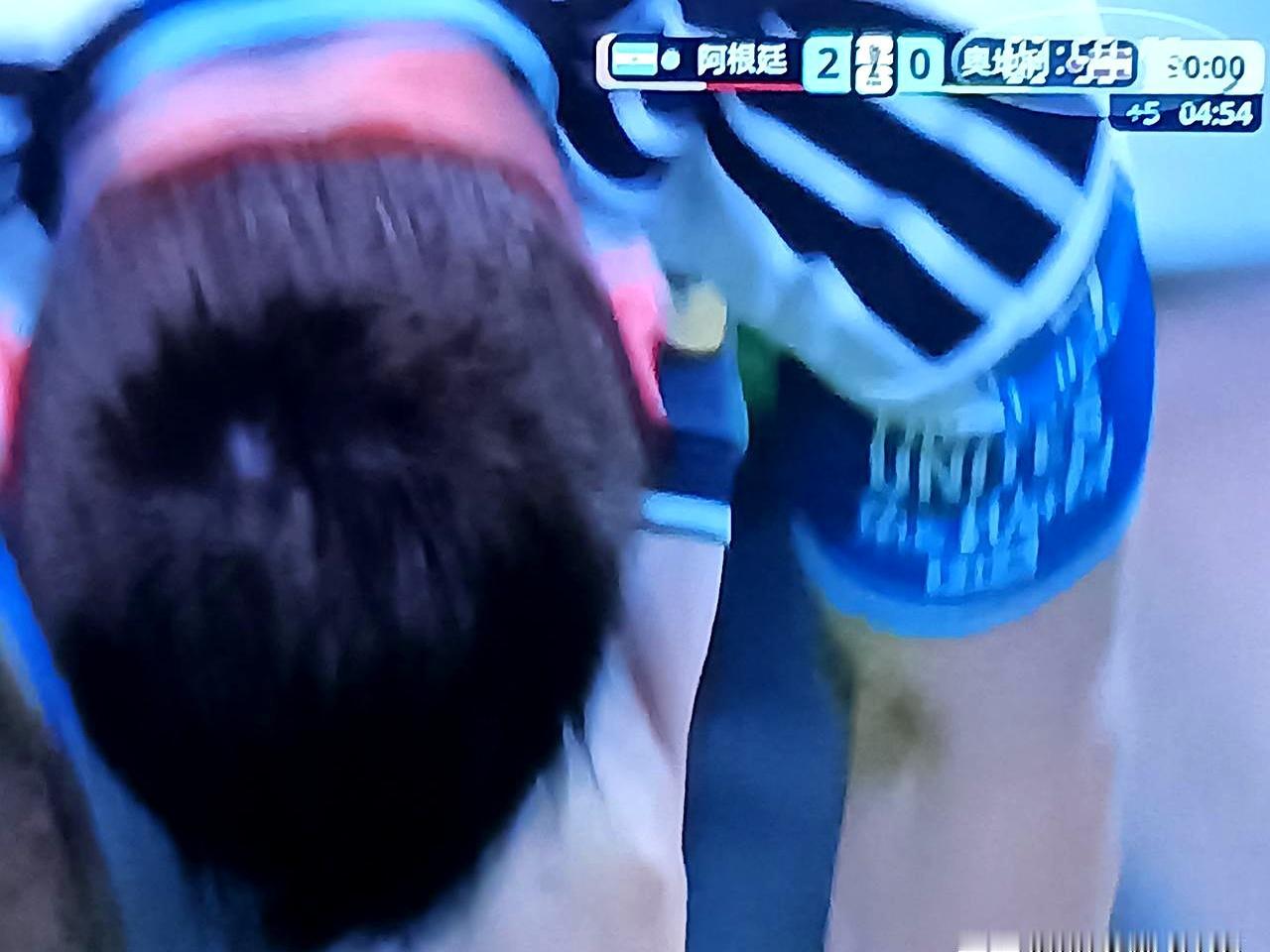 读秒阶段，阿根廷又赢到前场任意球，LED上写着2:0，奥地利只能抬头看人墙。
那