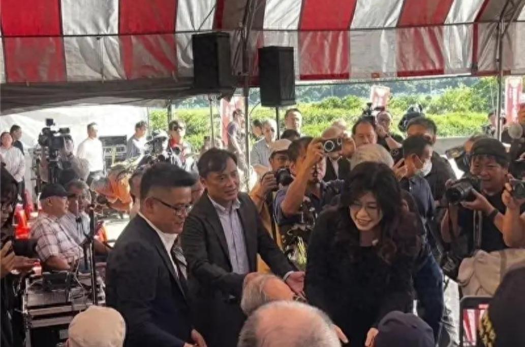 郑丽文太让人吃惊了！
这回彻底不装了？
前脚给日本捐款100万，后脚就向窜台的自