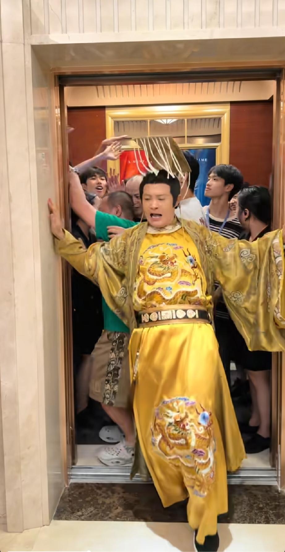 看到老演员郑国霖在景区当NPC每日单价才1200元，一个月也就两三万，不少人感觉