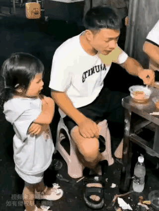 男子买饭尝尝热不热，谁知他女儿误以为不给她吃，直接把碗打翻了，爸爸显得既气又显得