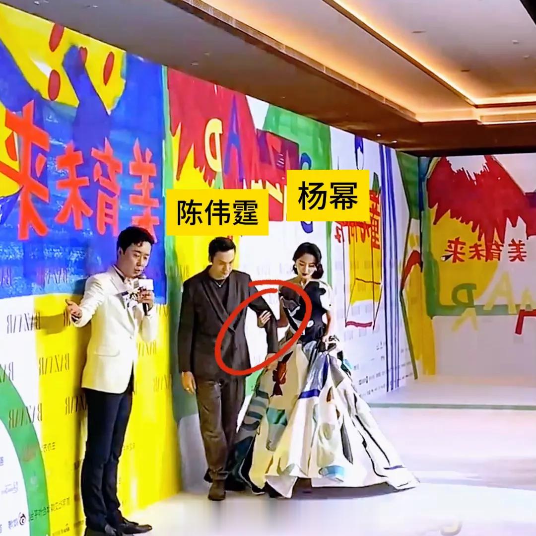 杨幂一向以国色天香形象示人，没想到她竟然被男人甩开手。杨幂挽着陈伟霆的手一起离开