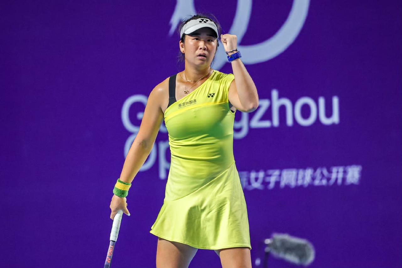施晗首进巡回赛八强！
10月28日，WTA250广网女单第二轮，施晗在发球胜赛局