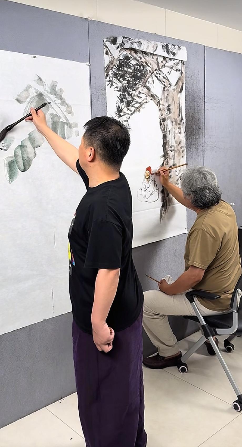 何云伟发了一个自己画画的视频，视频里他与某位绘画艺术家一同挥毫泼墨。

看何云伟